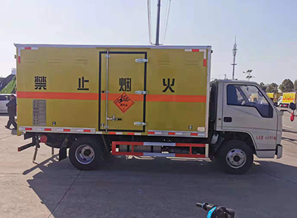 乌尔禾爆破器材运输车工人安全操作规范与智能技术保障